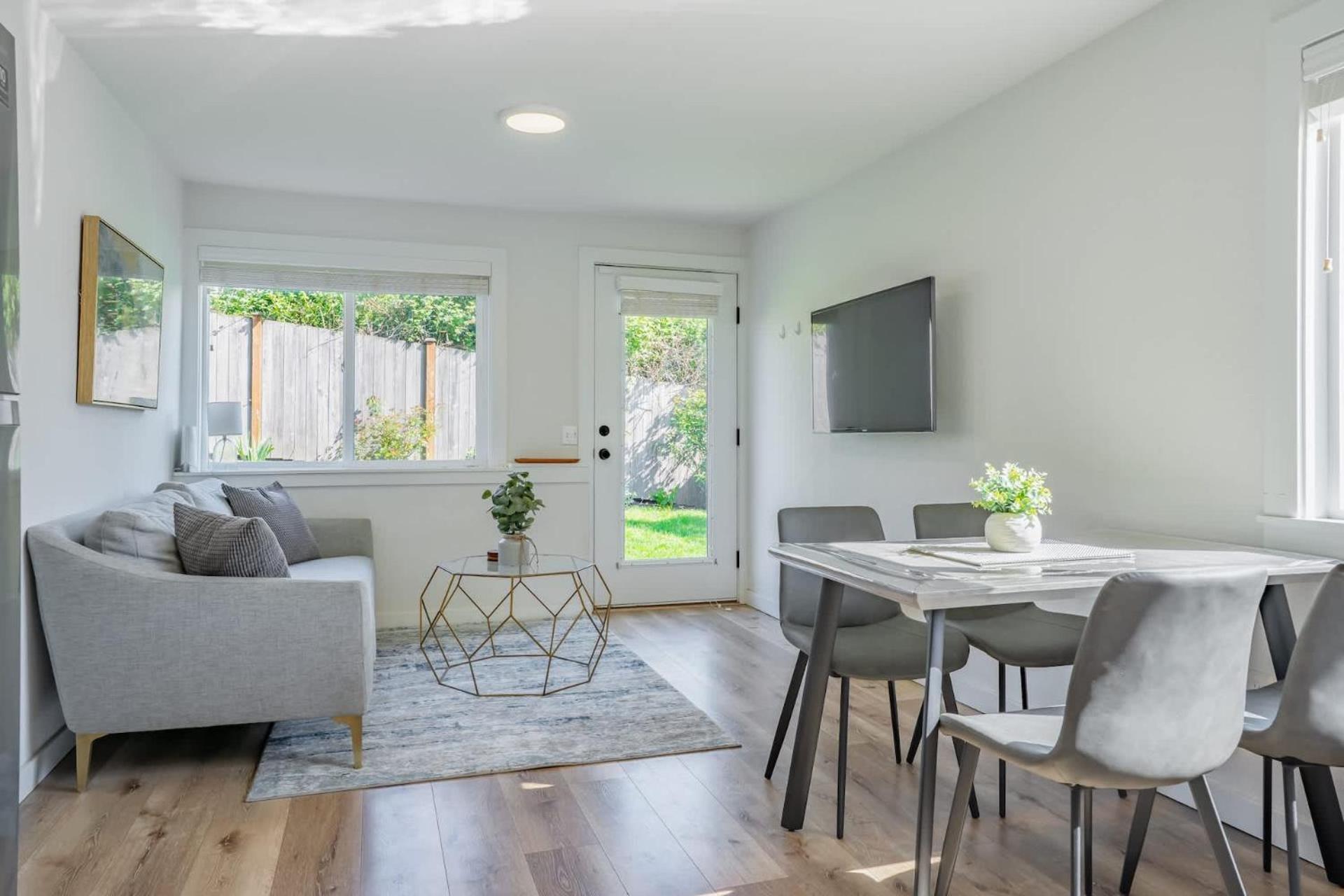 Cozy Pet Friendly Downstairs Retreat In Holiday home Seattle