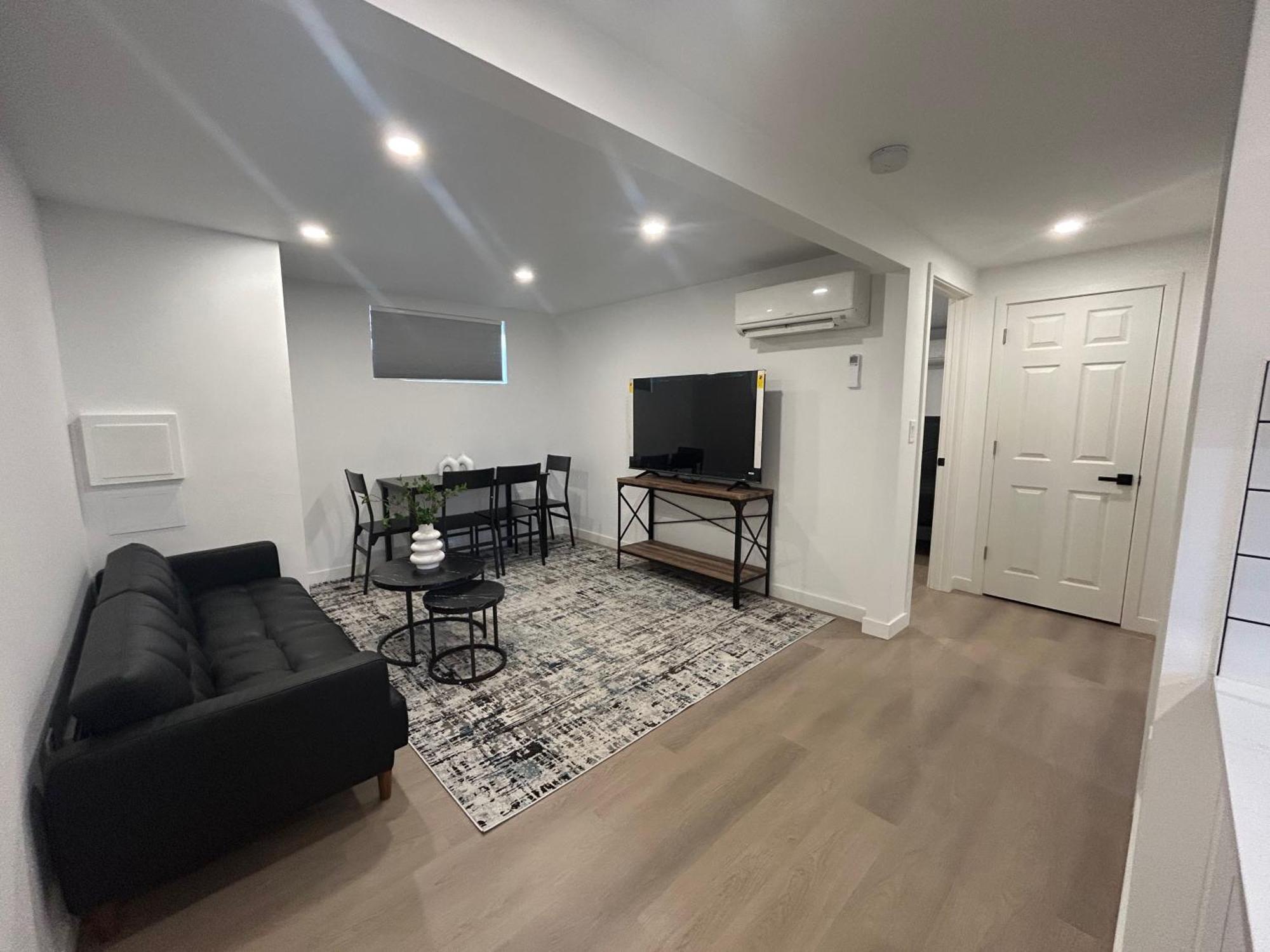 Modern Units Near Downtown, Lumen Fields, Light Rail Apartment