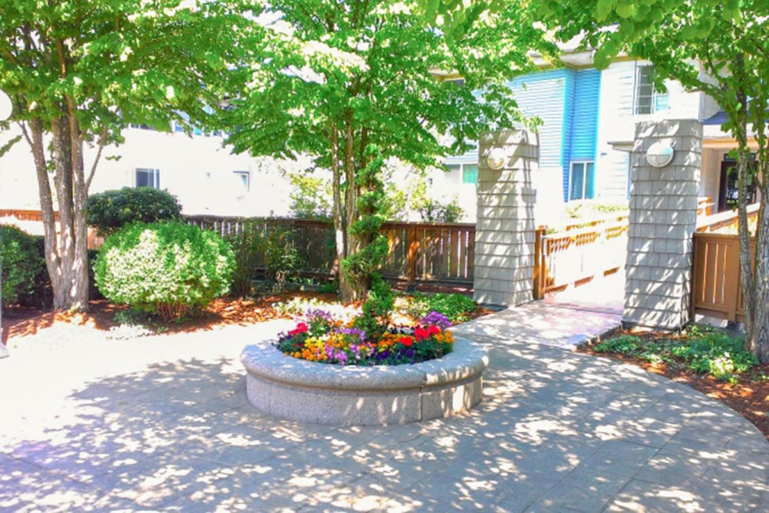 Blueground Univ Dist Pet Area Elev Nr Uw Sea-865 Seattle