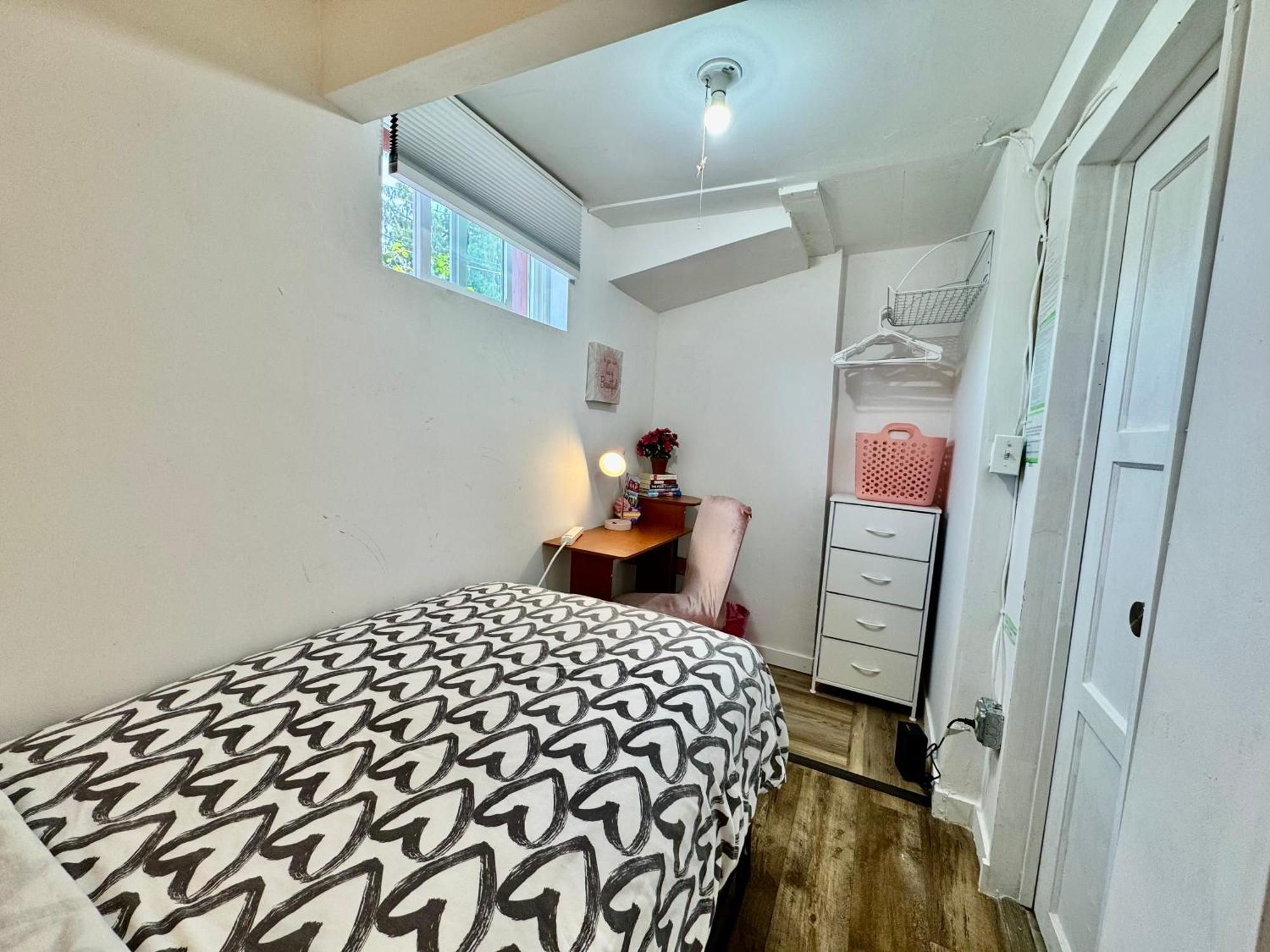 Homestay Tiny Private On The 1st Floor With Shared Bathroom Near Seatac Airport And Downtown