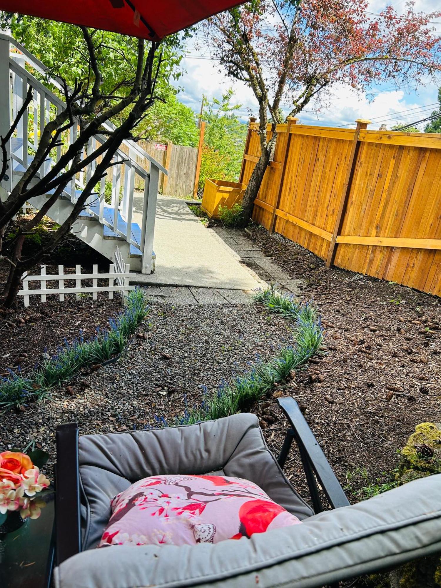 Apartment Quiet Retreat Near Light Rail, Downtown & Stadiums!