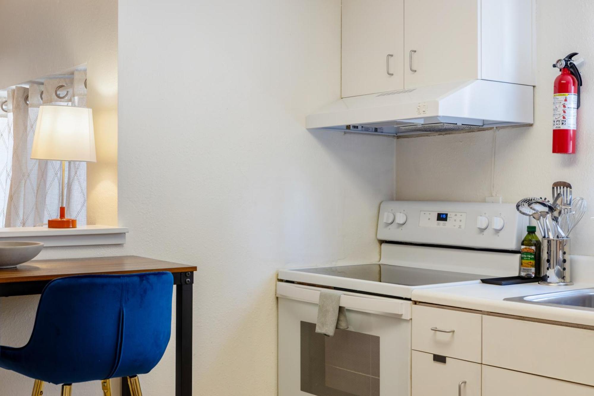 Apartment Quiet Retreat Near Light Rail, Downtown & Stadiums!