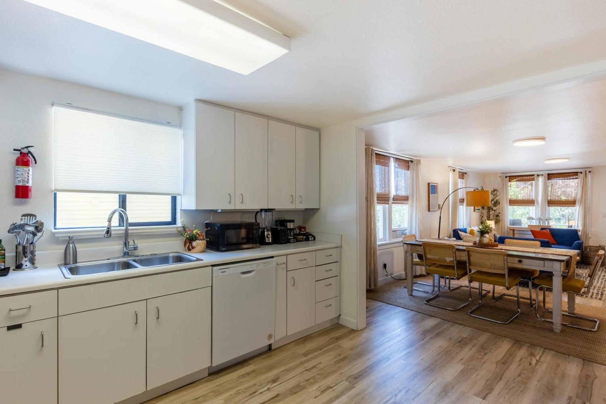 Apartment Quiet Retreat Near Light Rail, Downtown & Stadiums! *