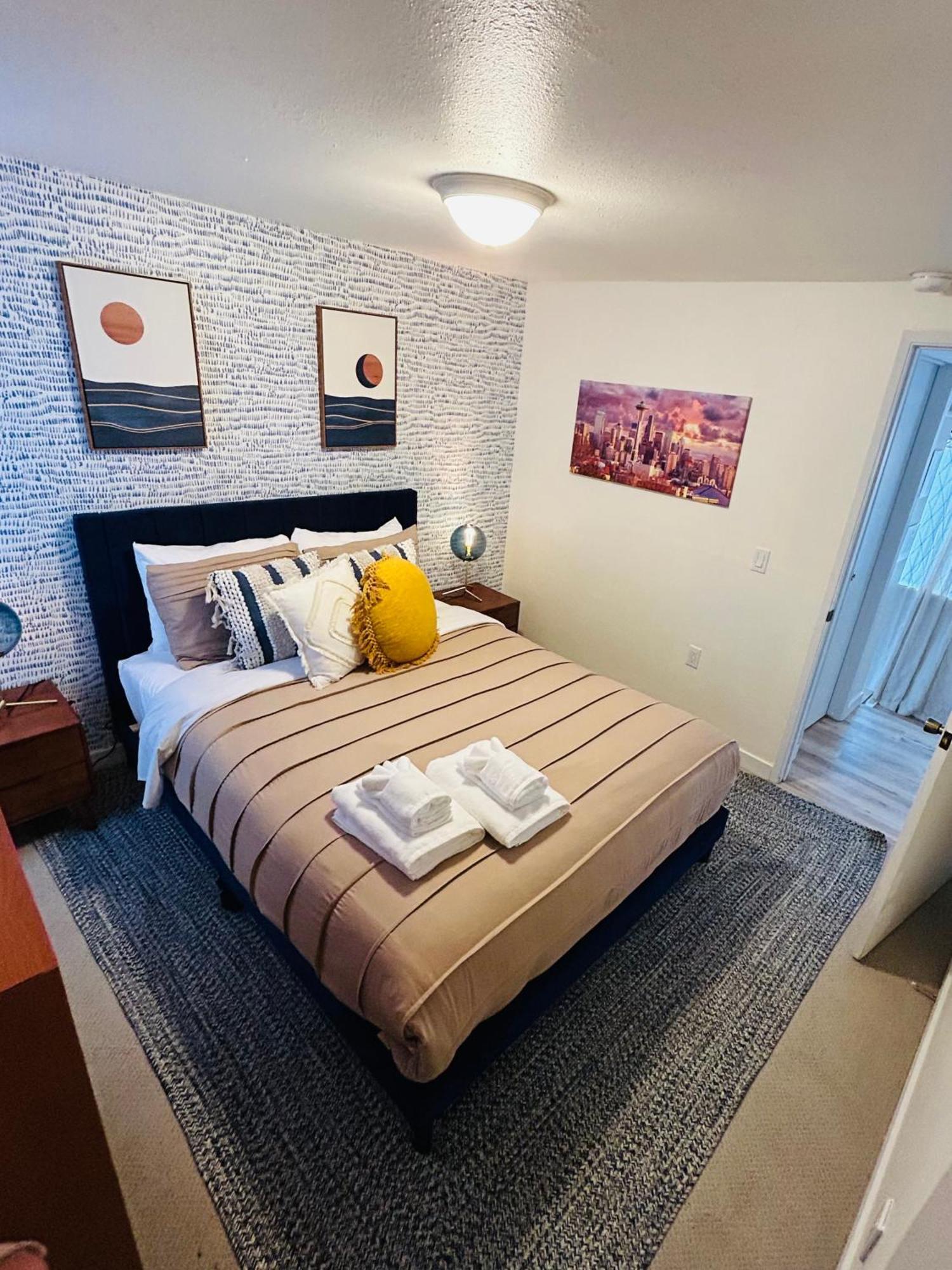 Quiet Retreat Near Light Rail, Downtown & Stadiums! Apartment