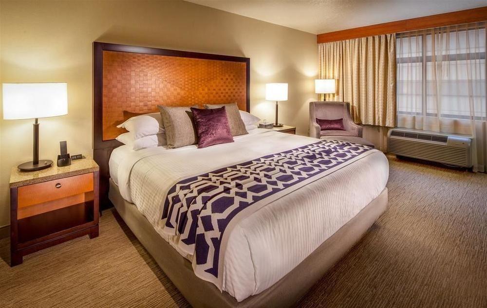 The Paramount 4*