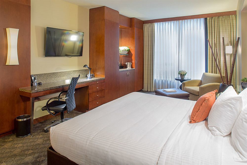 Hotel 1000, Lxr &