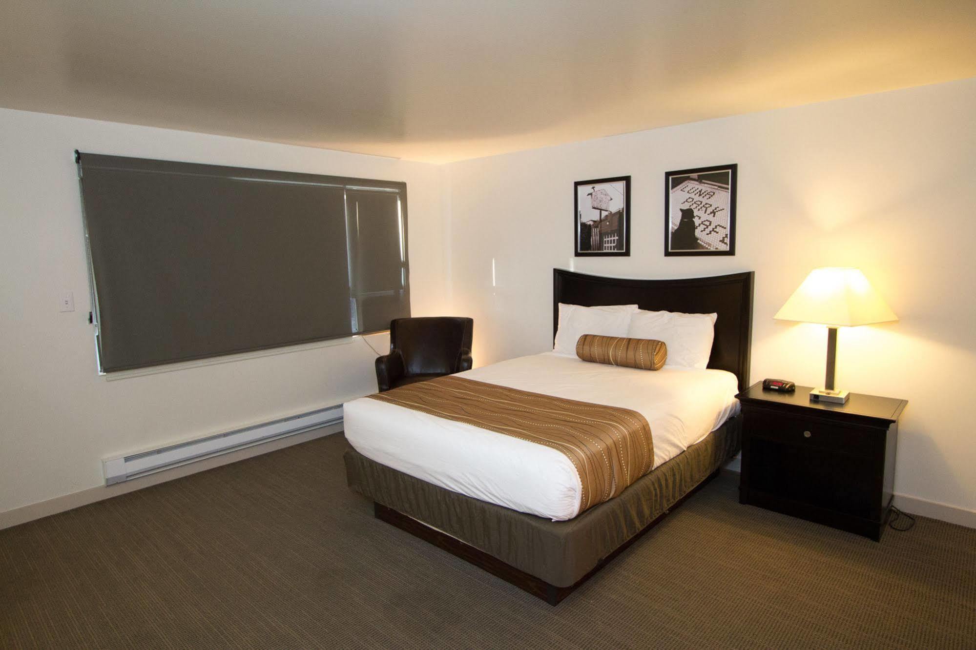 Motel The Grove West 2*