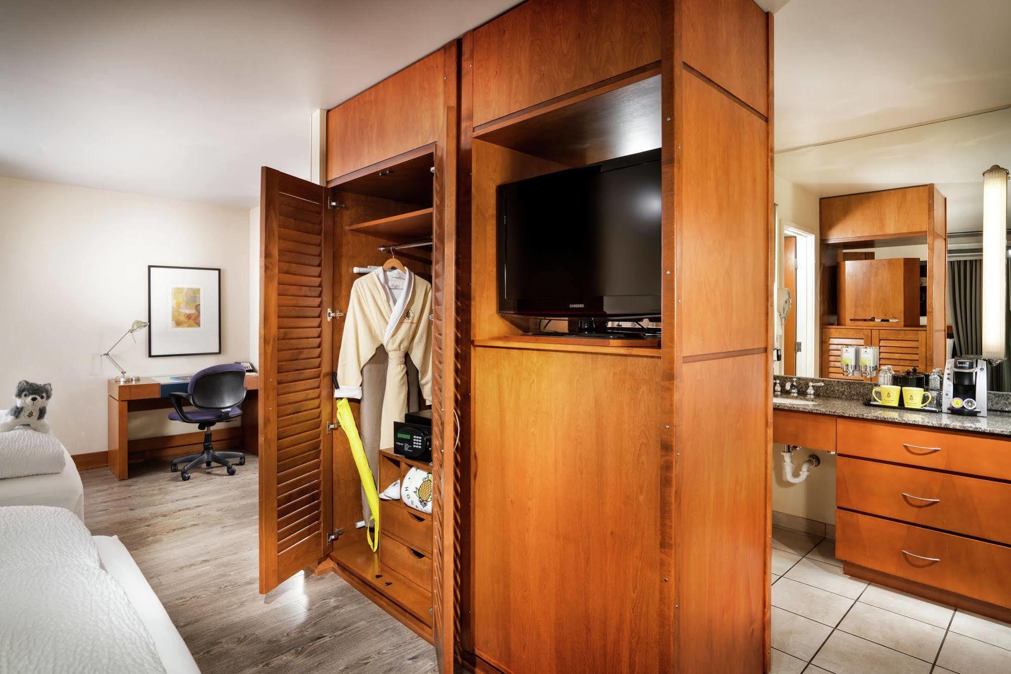 Hotel Staypineapple, Watertown Hotel, District