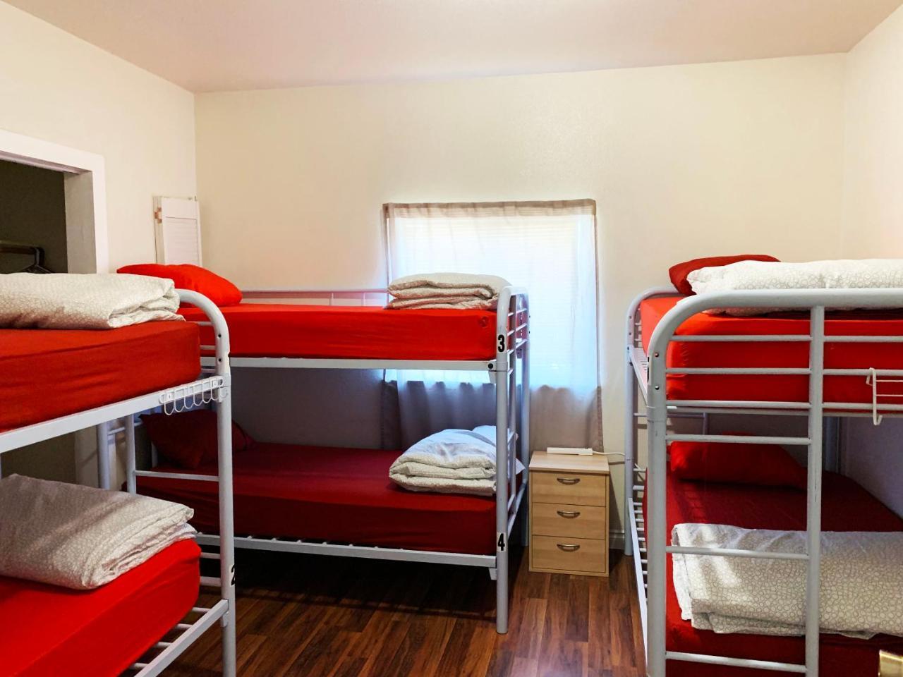Metropolitan Hostel *