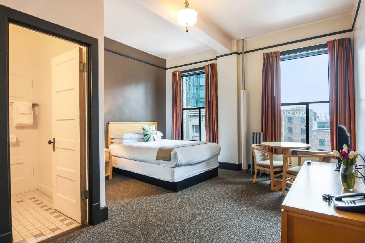 Moore Hotel 2*