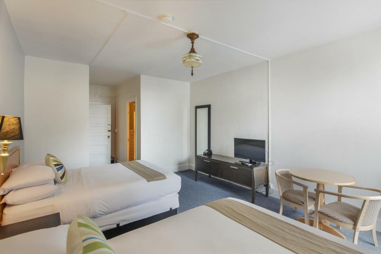 Moore Hotel 2*