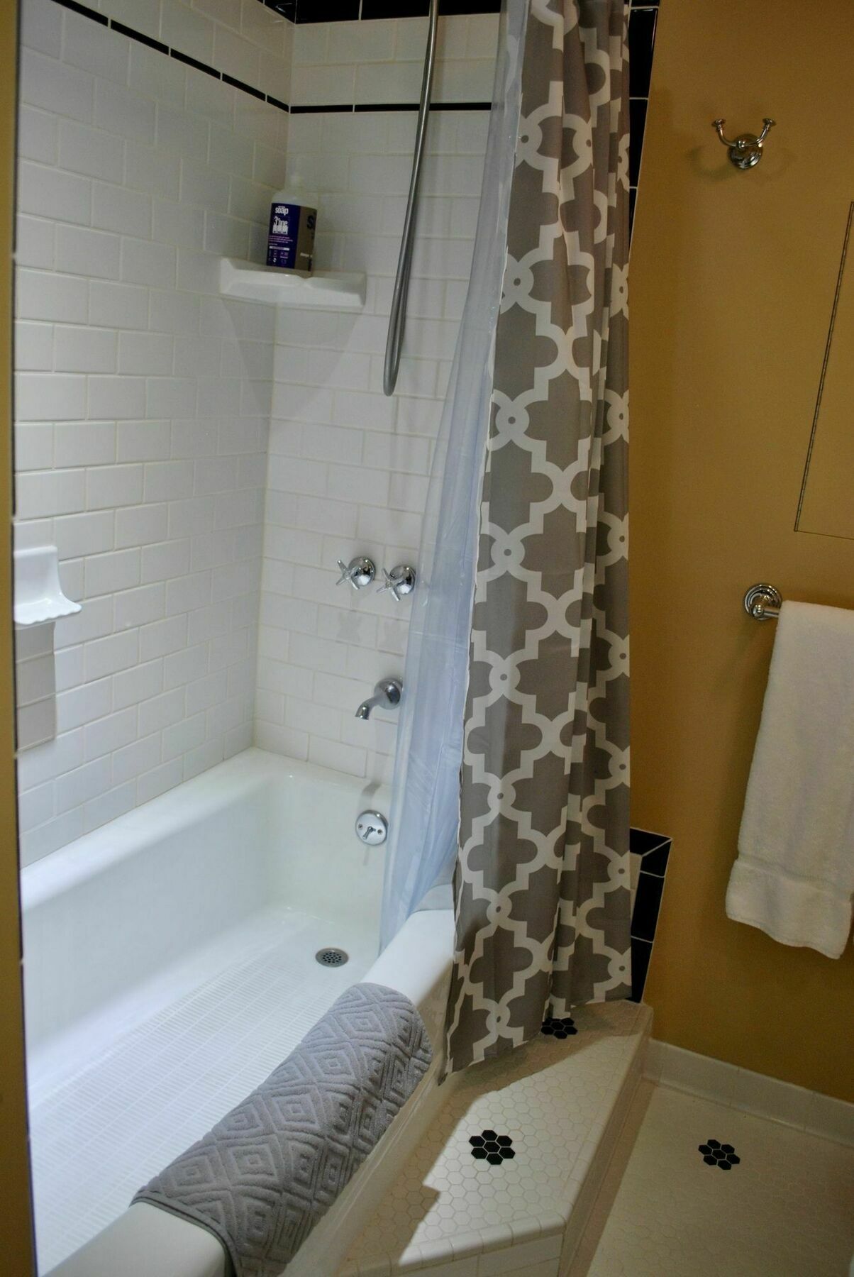 Stylish Craftsman Premium Comfort Apartment Seattle