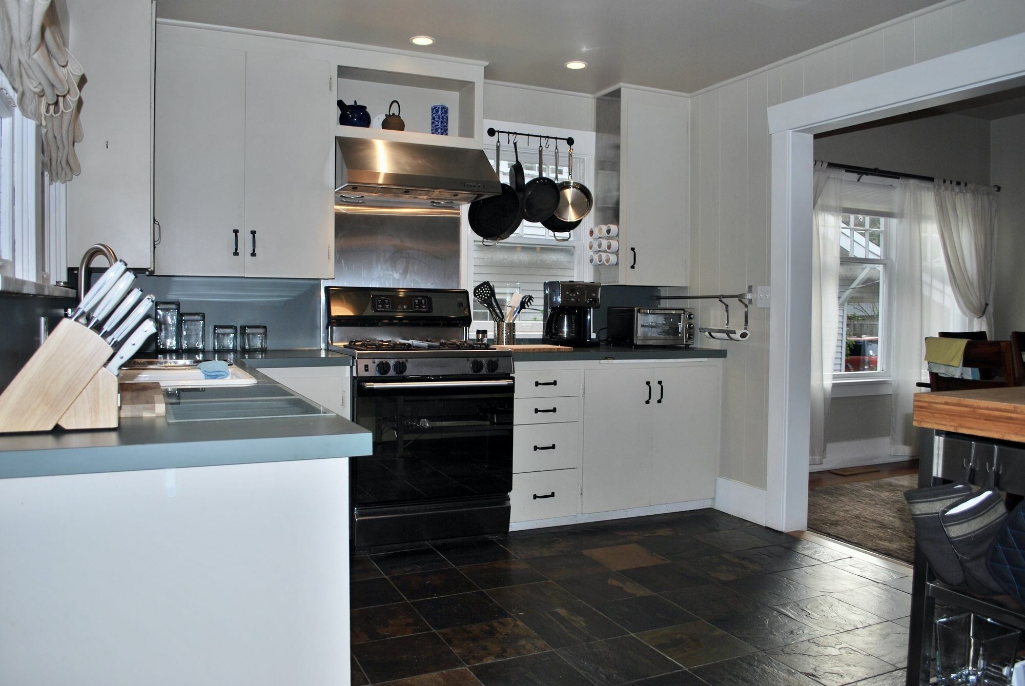 Stylish Craftsman Premium Comfort Apartment *