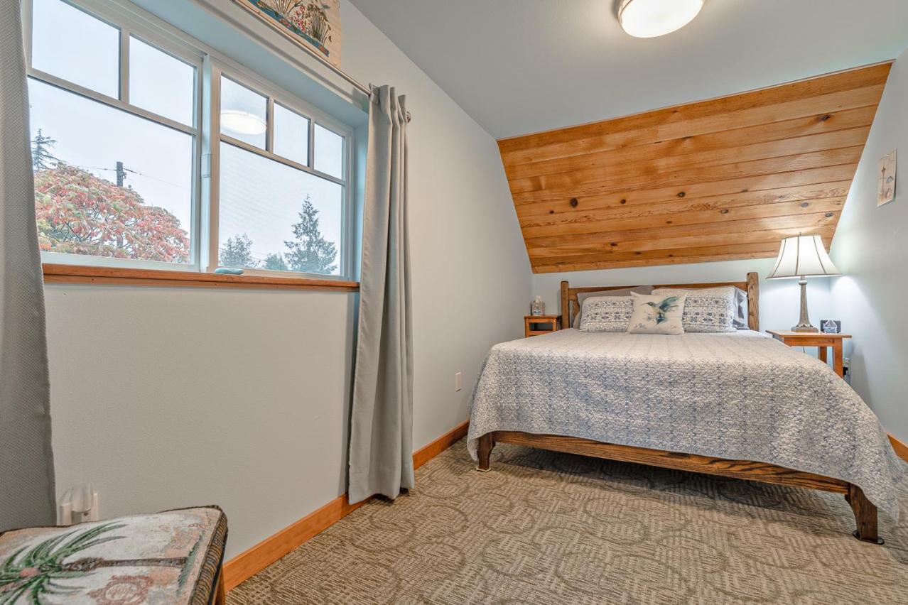 Guest house Upstairs Alki - -historic-1858 Seattle