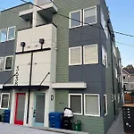 Seattle\'S New Modern Townhouse W/ Private Rooftop
