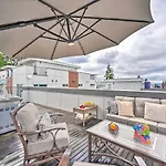 Stylish Townhome In Ballard