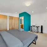 Smart Minimal 3Br 2.5Bath House With Parking