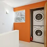 Smart Minimal 3Br 2.5Bath House With Parking