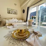Cozy Downtown Condo Retreat With Space Needle View