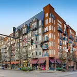 Penthouse Suite Downtown, Top Floor 4 Beds, 2Baths