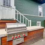 Queen Anne Apartment With Patio Walk To Restaurants