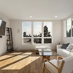 Modern Townhome With Space Needle View