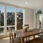 Modern Townhome With Space Needle View