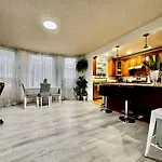 Seattle Home With 2 Bedrooms A King Bed Queen Bed And An Extra Sofa Bed Located 10 Minutes From Seatac Airport And 20 Minutes From Downtown