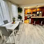 Seattle Home With 2 Bedrooms A King Bed Queen Bed And An Extra Sofa Bed Located 10 Minutes From Seatac Airport And 20 Minutes From Downtown