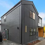 Modern Ballard Retreat Near Beach & Parks