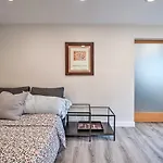 Sleek Modern Home With Patio, 8 Mi To Dtwn Seattle!