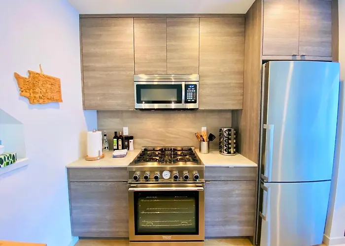 Modern Ballard Townhouse - 92 Walkscore & Rooftop!