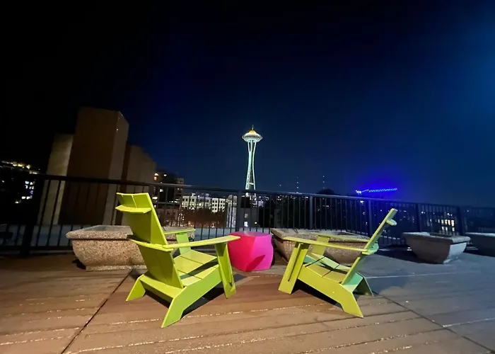Cozy Downtown Condo Retreat With Space Needle View