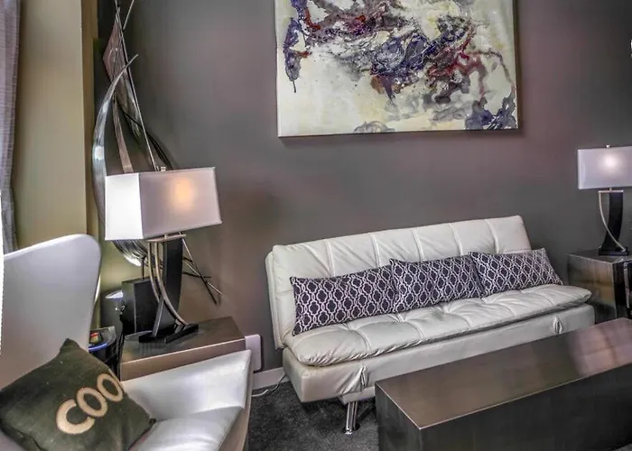 Penthouse Suite Downtown, Top Floor 4 Beds, 2Baths