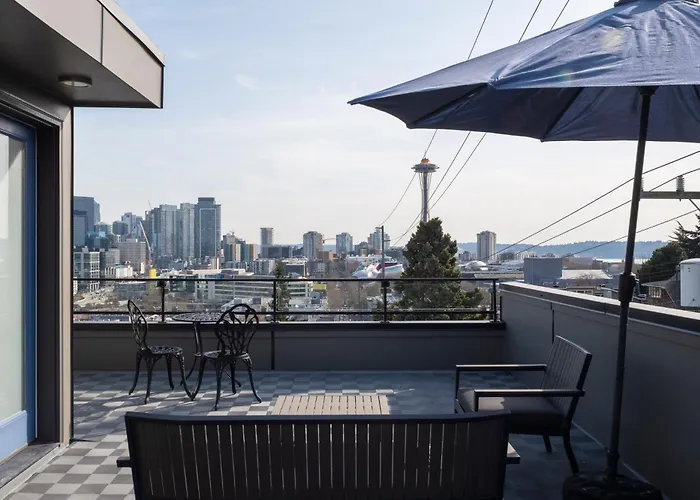 Modern Townhome With Space Needle View