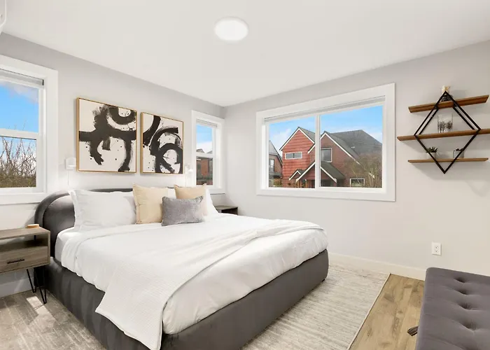 Modern Ballard Retreat Near Beach & Parks