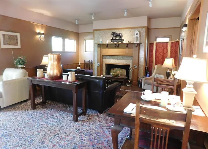 Bacon Mansion Bed And Breakfast
