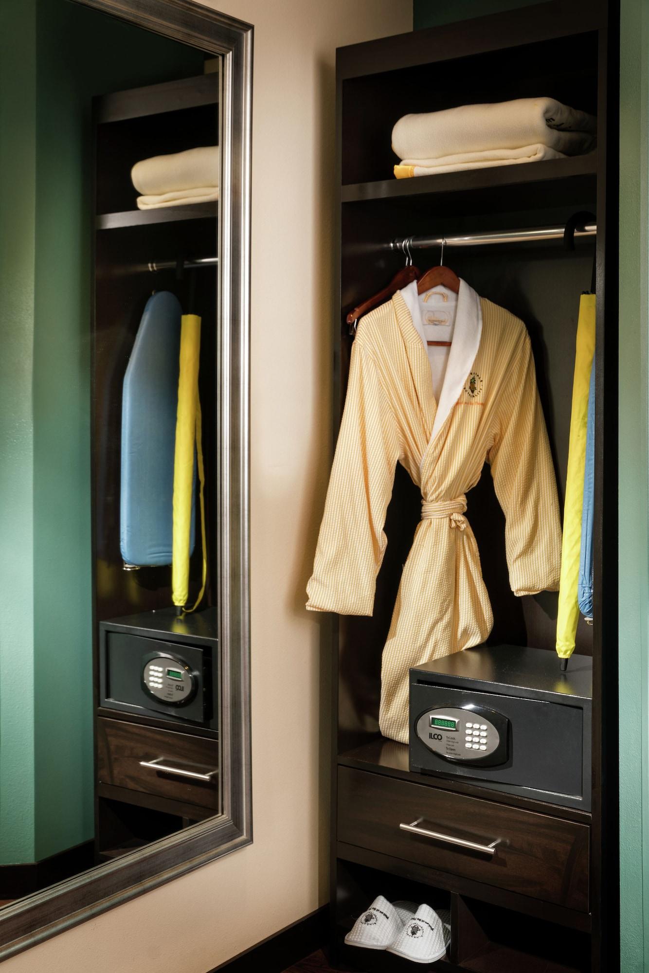 Hotel Staypineapple, The Maxwell Hotel, Center Seattle