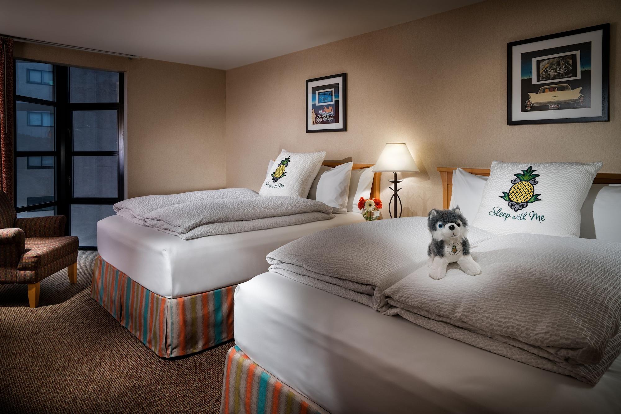Staypineapple, Inn, District