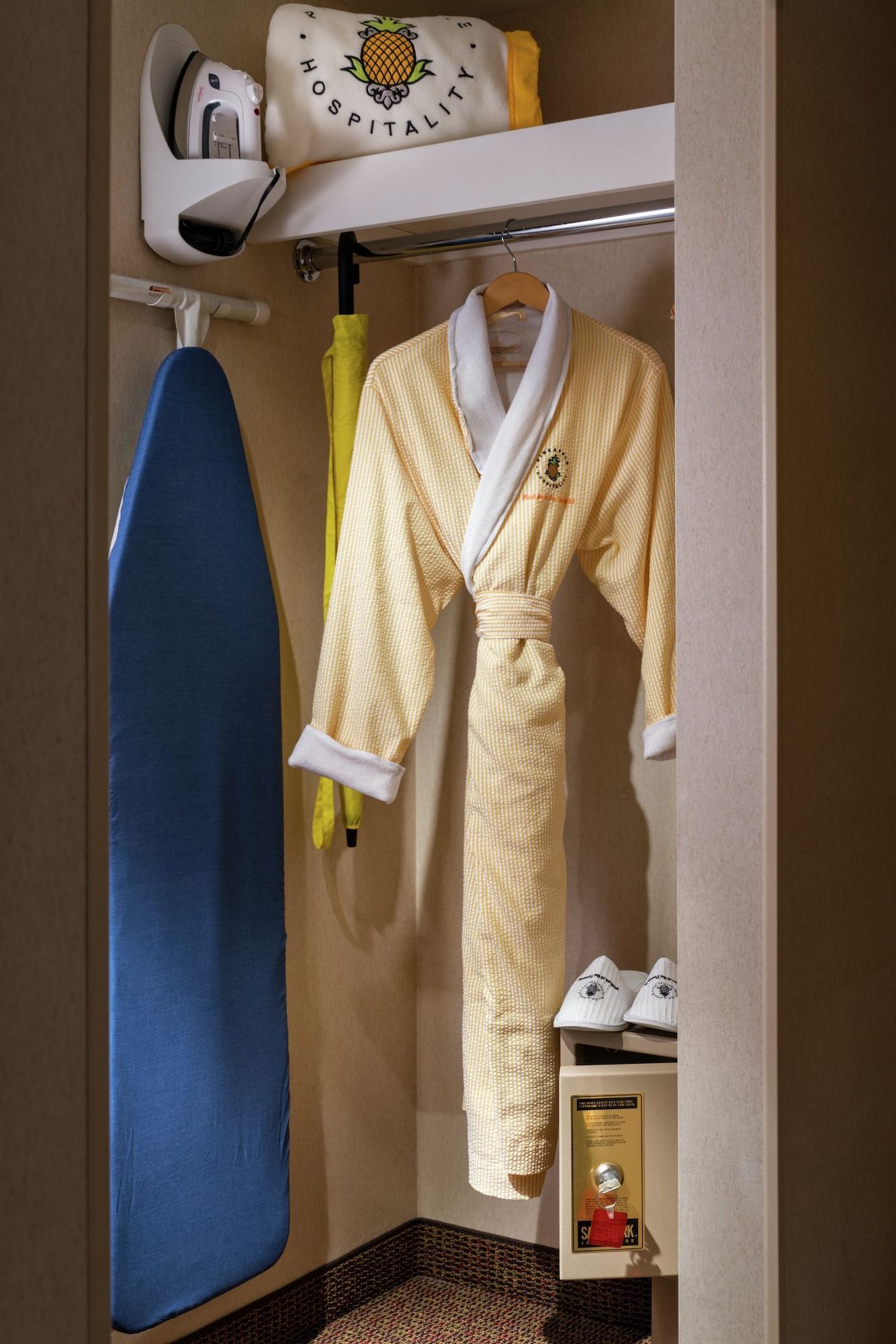 Staypineapple, Inn, District Hotel 3*