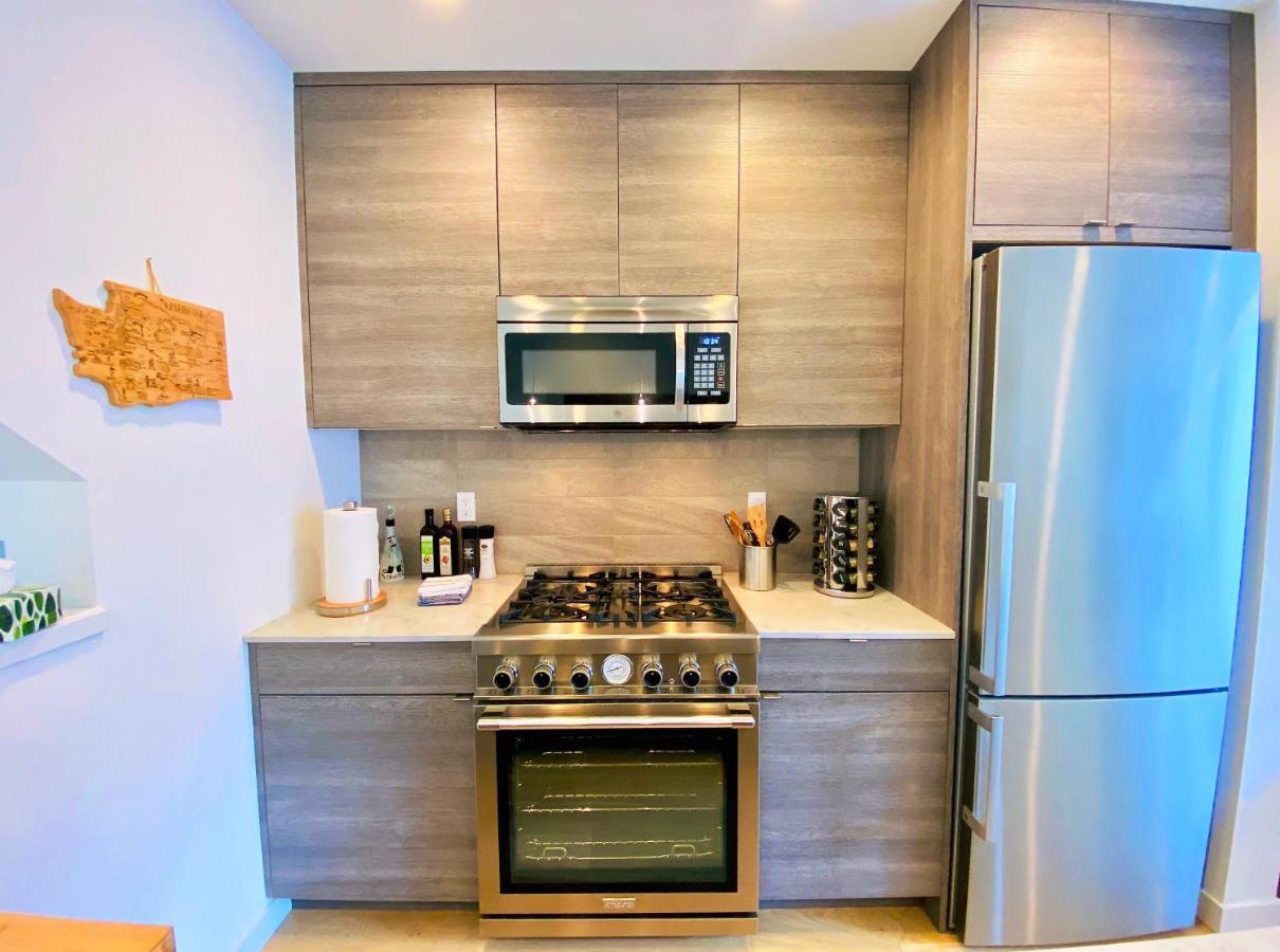 Modern Ballard Townhouse - 92 Walkscore & Rooftop! *
