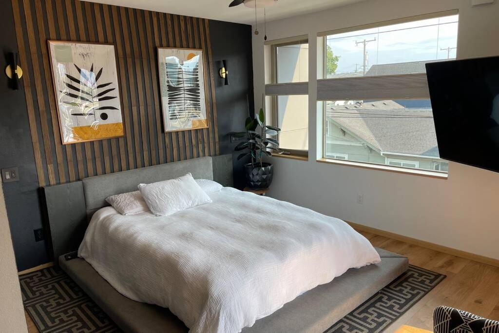 Cheerful New Modern Townhome Close To Downtown *
