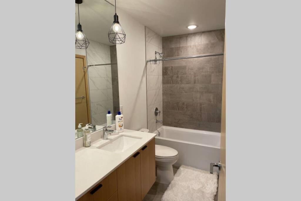 Cheerful New Modern Townhome Close To Downtown Apartment Seattle