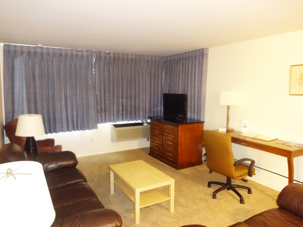 University Suites 2*