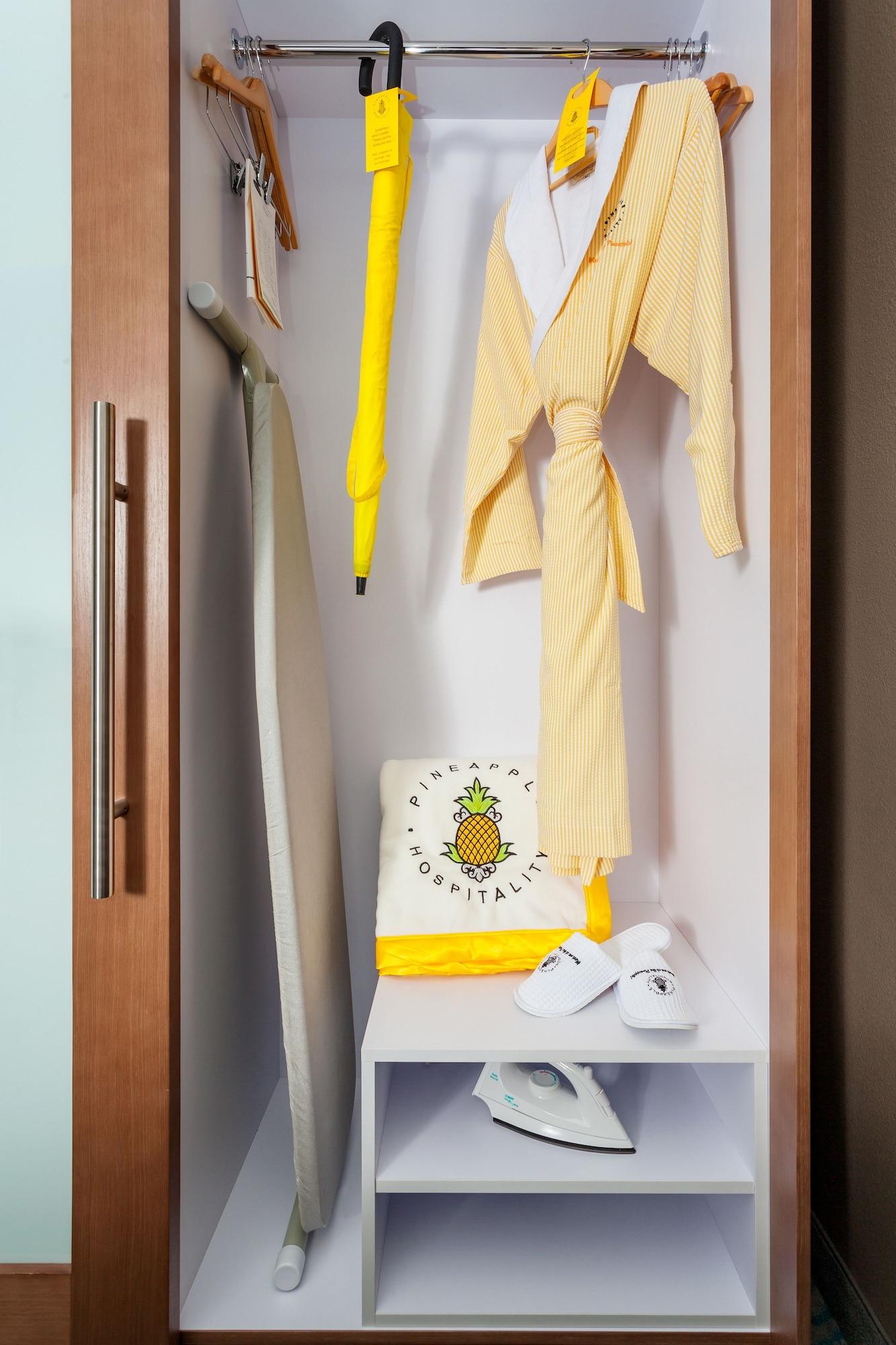 Staypineapple, Inn, District