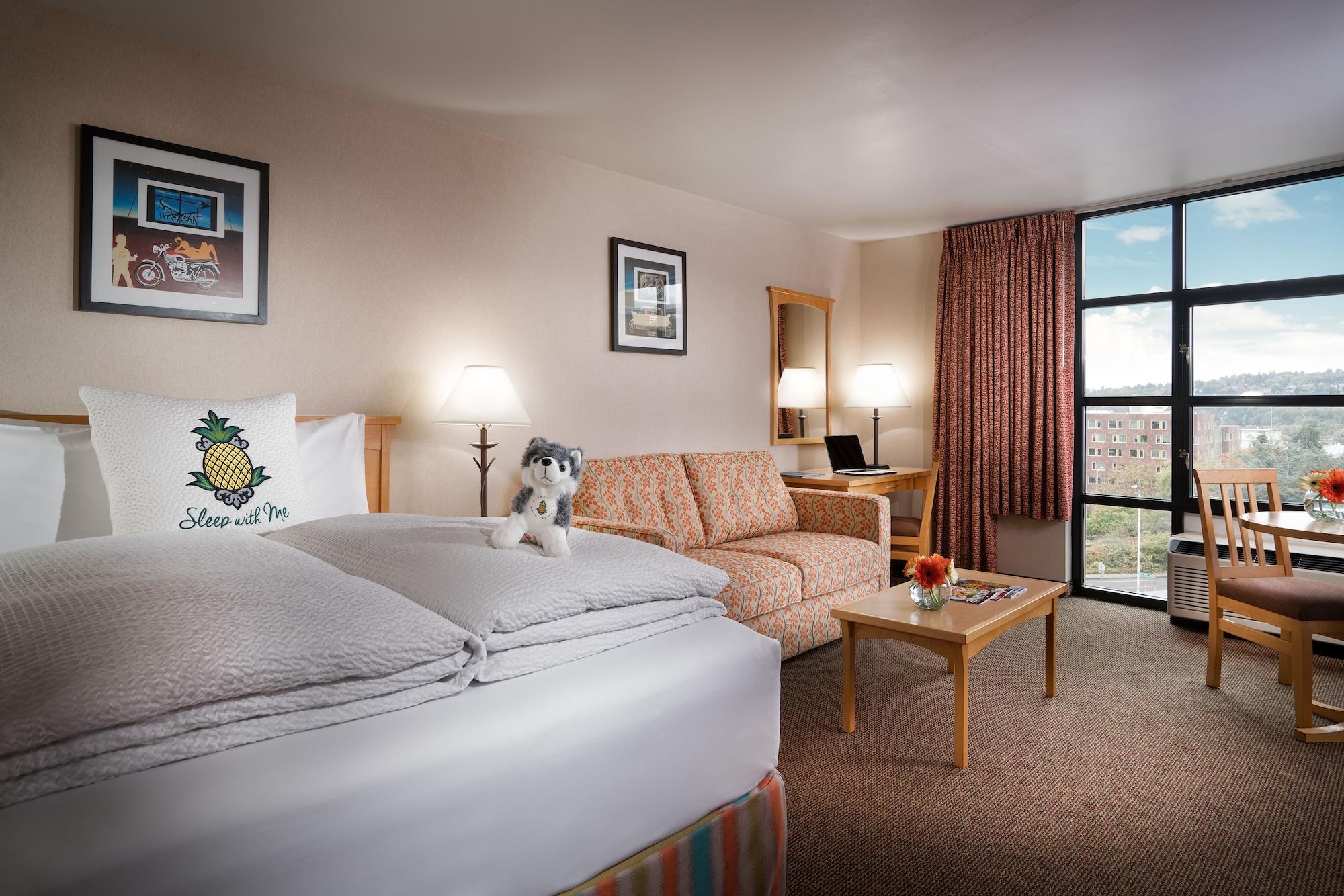 Staypineapple, Inn, District