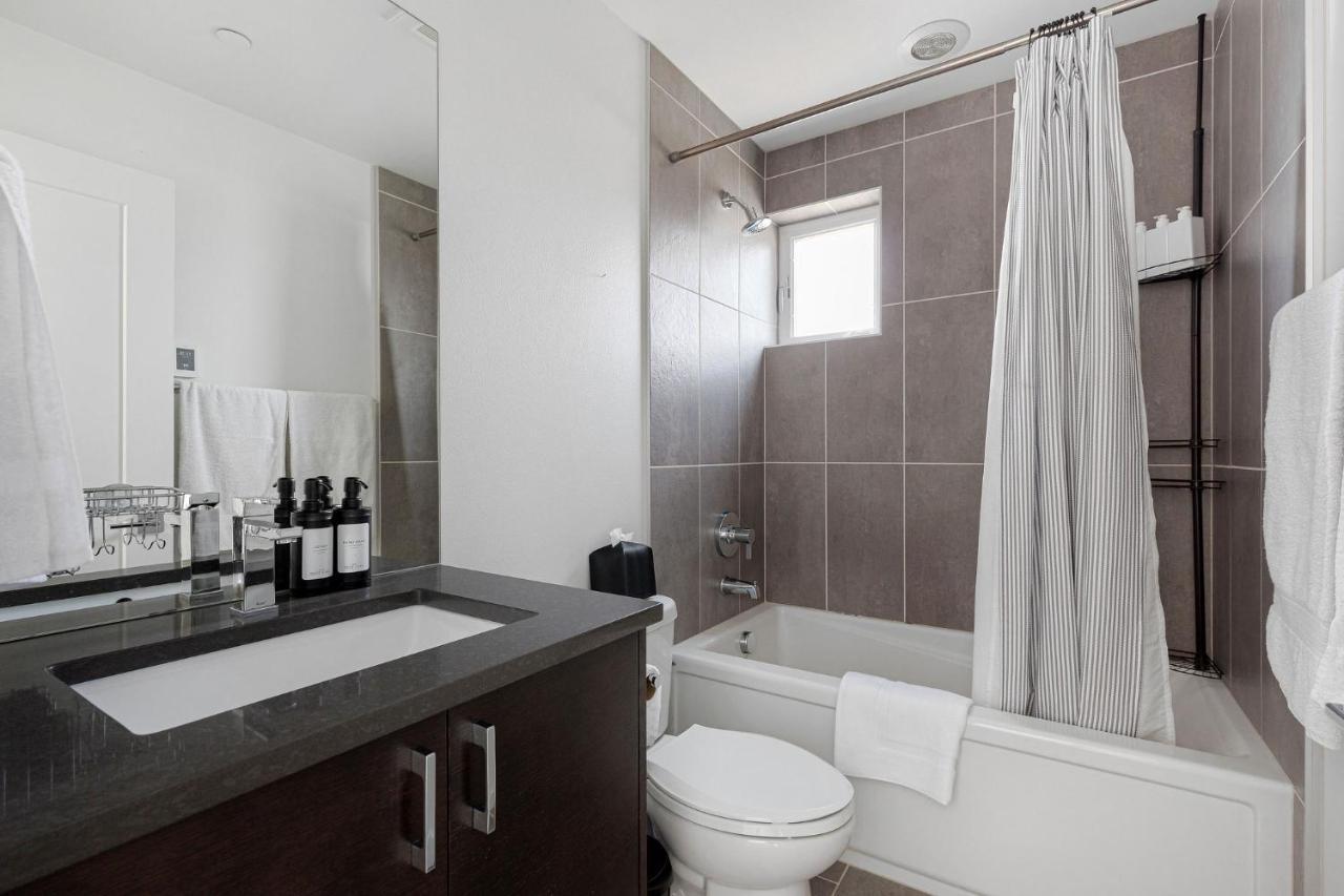 Holiday home Deactivated- Rooftop Patio With Grill 2br 3ba Central, Walkable Location *