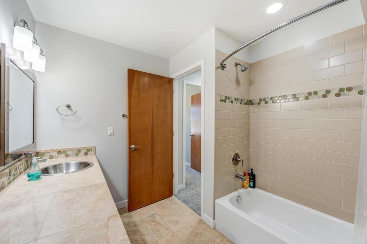 Holiday home 5 Min To Downtown Seattle! 3br & 2ba Cozy Townhome Townhouse