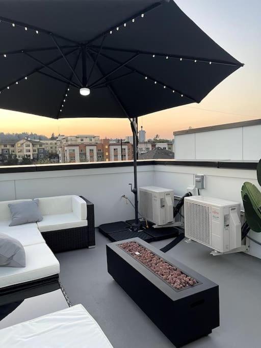 Seattle's New Modern Townhouse W/ Private Rooftop Holiday home *