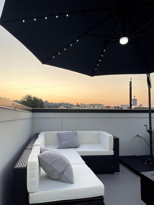 Seattle's New Modern Townhouse W/ Private Rooftop Seattle